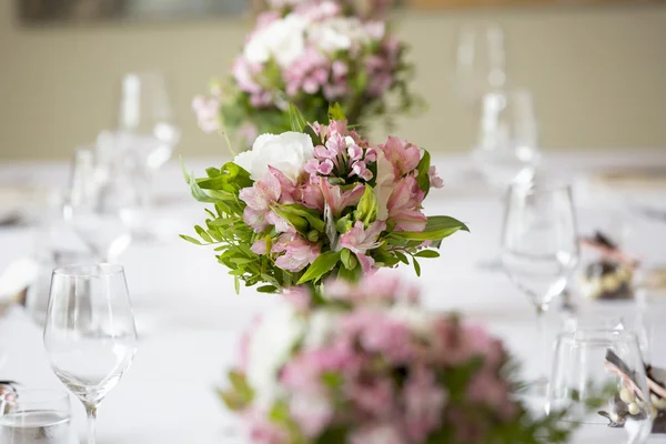 Décoration de fleurs de table de banquet de mariage dans un restaurant — Photo