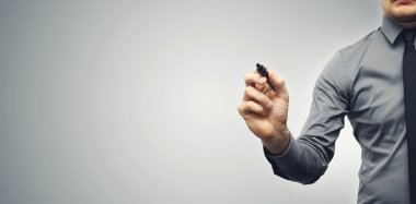 kopya alanı ile gri arka plan üzerinde siyah kalemi ile işadamı