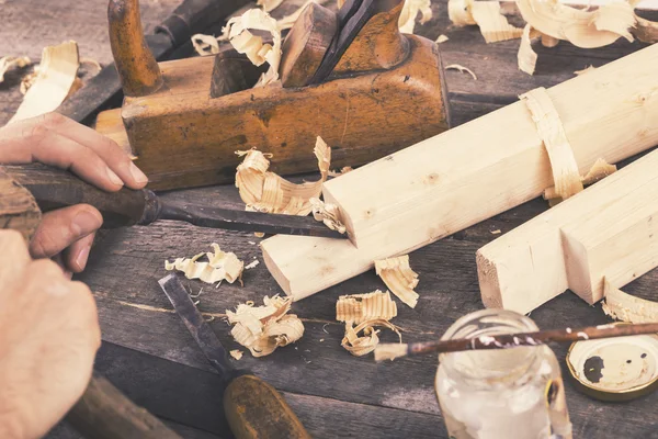 Snickeri - carving trä med mejsel — Stockfoto