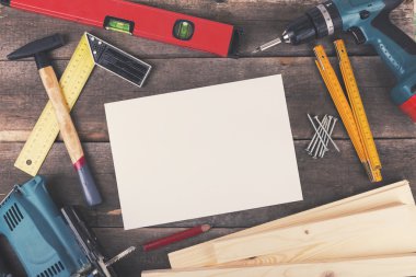 Ağaç işleri proje, araçları ve ahşap masa boş kağıda