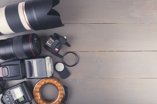 Lentes de foto e acessórios em fundo de madeira com cópia spac — Fotografia de Stock