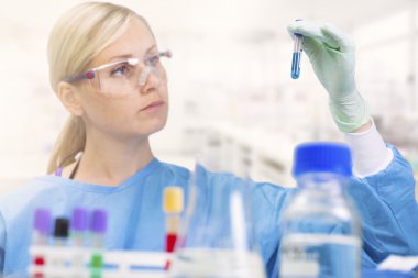 bir laboratuvar analiz örnekleri ile çalışan bir bilim adamı. odak o