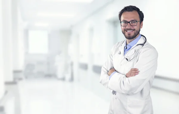 Médico sorridente no hospital com espaço de cópia — Fotografia de Stock