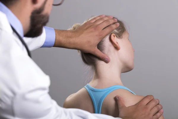 負傷した女性の首を伸ばして理学療法士 — ストック写真