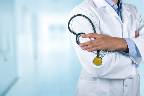 Lekarz stojący na korytarzu szpitalnym — Zdjęcie stockowe