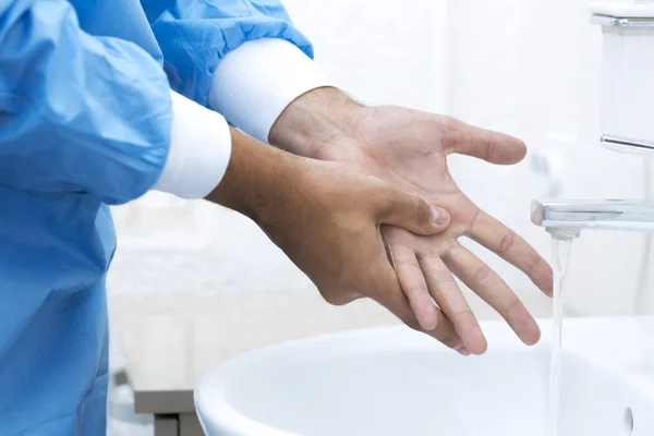 外科医は手術前に手を洗ったり — ストック写真