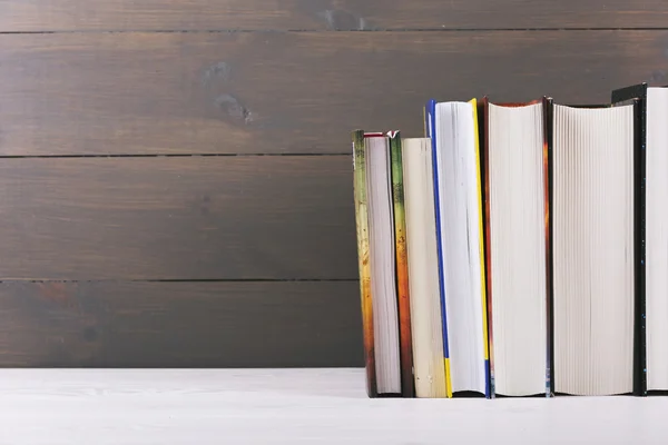 Prateleira de livros na parede de madeira com espaço de cópia — Fotografia de Stock