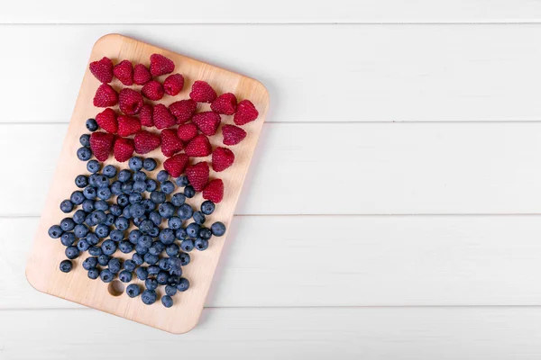 Beeren auf weißem Holztisch mit Kopierraum — Stockfoto