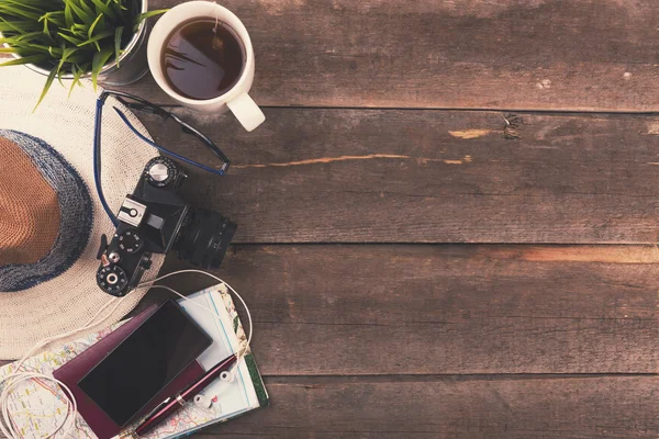 Accessori da viaggio con spazio copia su tavolo in legno — Foto Stock