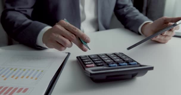 Geschäftsmann Büro Mit Taschenrechner Und Digitalem Tablet Geschäftsberichte Und Datenanalyse — Stockvideo