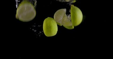 Siyah arka planda suya kireç sıçraması. yavaş çekim