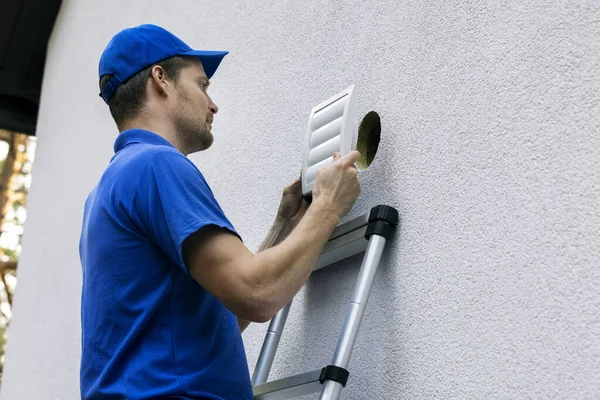 Hauslüftung Hvac Arbeiter Steht Auf Leiter Und Installiert Luftkanalgitter Hausfassade — Stockfoto