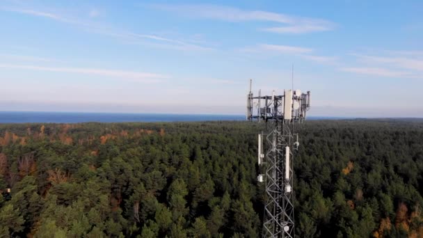 Luftaufnahme Eines Telekommunikationsturms Mit Antennen Für Das Mobile Internet Auf — Stockvideo