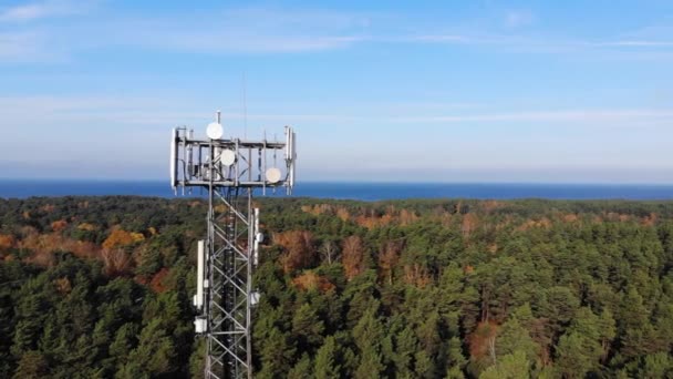 Вид Воздуха Телекоммуникационную Вышку Антеннами Мобильного Интернета Фоне Леса Голубого — стоковое видео