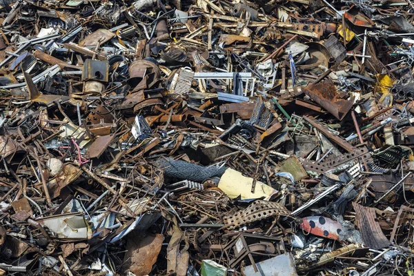Een Stapel Schroot Bij Het Recyclen Van Vuilnisbelt Close — Stockfoto
