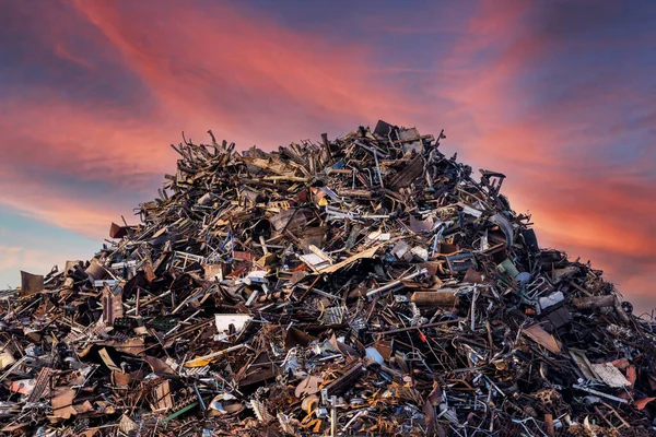 Altmetallhaufen Auf Recycling Schrottplatz Vor Rotem Himmel Bei Sonnenuntergang Stockbild