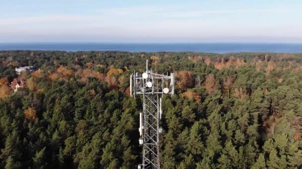 Kroužící Nad Telekomunikační Věží Mobilními Anténami Lesním Mořském Pozadí — Stock video