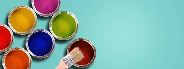 Koncepcja Renowacji Kolorowe Otwarte Puszki Farby Szczotką Pastelowym Tle Cyjanu — Zdjęcie stockowe