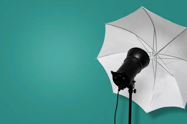 Studio Photo Flash Stroboscope Avec Parapluie Blanc Sur Pied Sur — Photo