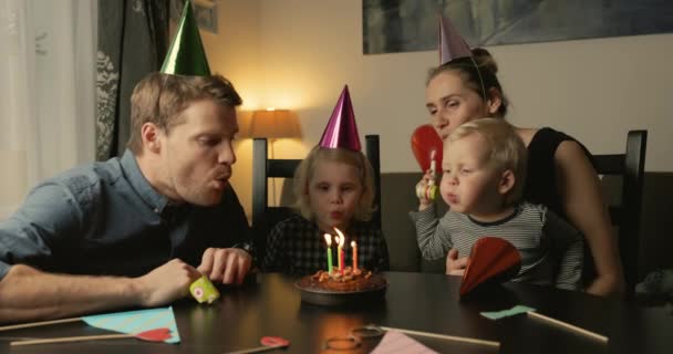 가족들은 집에서 생일을 케이크에 촛불을 — 비디오