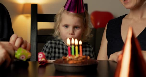 Fetița Suflă Lumânările Tortul Ziua Naștere — Videoclip de stoc