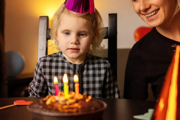 Kislány Kívánjon Valamit Mielőtt Elfújja Gyertyákat Szülinapi Tortáján — Stock Fotó