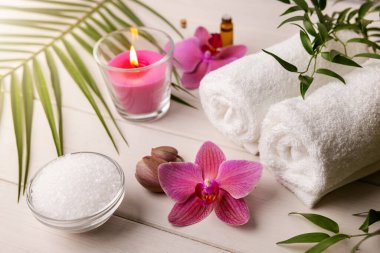 Spa tuzu tedavisi. Beyaz ahşap masadaki spa öğeleri