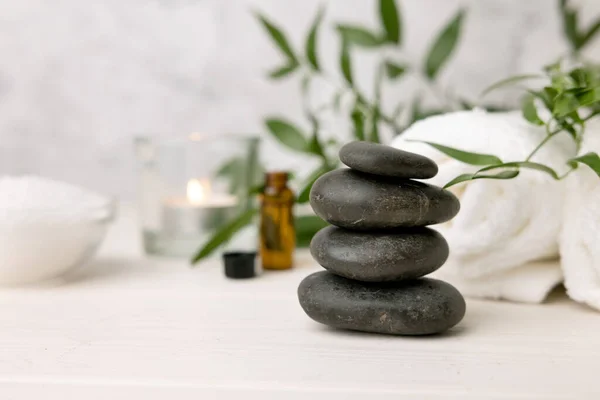 Hot Stone Massage Spa Είδη Περιποίησης Ομορφιάς Λευκό Ξύλινο Τραπέζι — Φωτογραφία Αρχείου