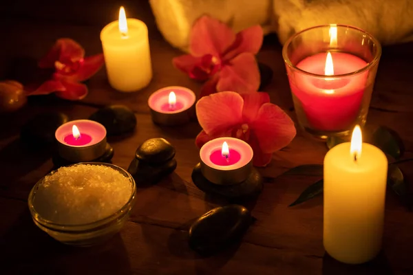 Conceito Tratamento Beleza Spa Velas Com Flores Pedras Massagem Fundo — Fotografia de Stock