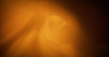 Yangın egzoz borusunun içinde. yavaş çekim