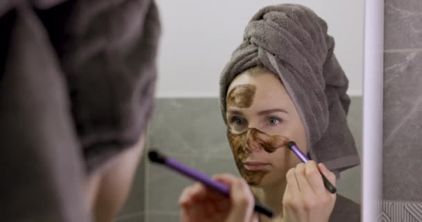 Donna Che Applica Maschera Fango Facciale Con Pennello Davanti Allo — Video Stock
