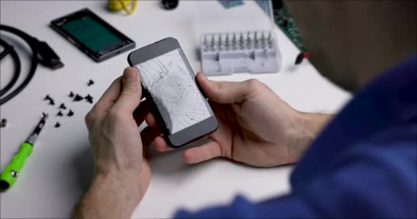 Smartphone Met Gebroken Gebarsten Scherm Technicus Handen Reparatie Van Elektronica — Stockvideo
