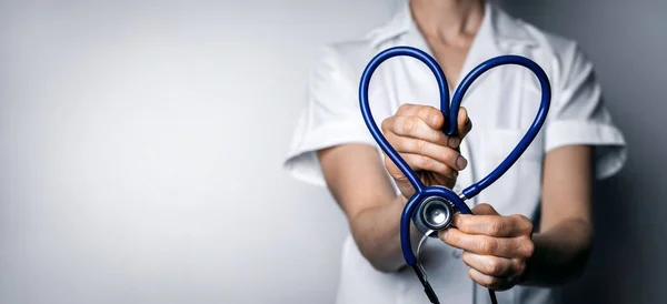 Médico Feminino Com Estetoscópio Forma Coração Amor Trabalho Saúde Cardiologia — Fotografia de Stock