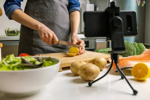 Ruoka Bloggaaja Tallentaa Videon Puhelimen Kameralla Kotona Keittiössä Perunan Leikkaaminen — kuvapankkivalokuva