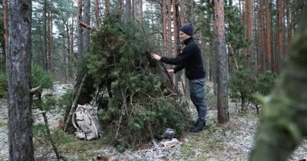 Kışın Açık Hava Maceraları Nsanlar Vahşi Doğada Ağaç Dalı Kampı — Stok video