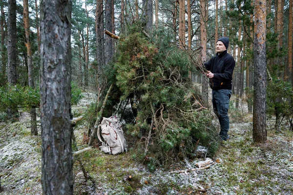 Wilderness Survival Camp Man Building Tree Branch Hut Forest Winter — Stock Photo, Image