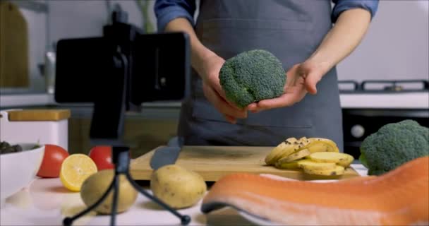 Beslenme Vlogcusu Çevrimiçi Etkileyicisi Mutfağındaki Sağlıklı Yiyecekler Hakkında Video Içeriği — Stok video
