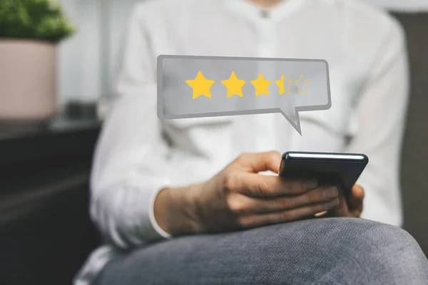 Customer Review Woman Using Phone Give Feedback Rate Her Experience — Stock Photo, Image