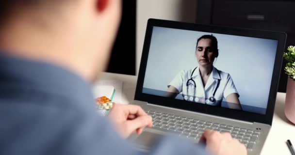 Online Konzultace Lékařem Muž Mluví Lékařem Notebooku Doma Během Videohovoru — Stock video