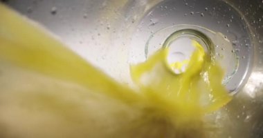 Bir bardağa portakal suyu dolduruyorum. Şişeden yavaş çekimde görünüm