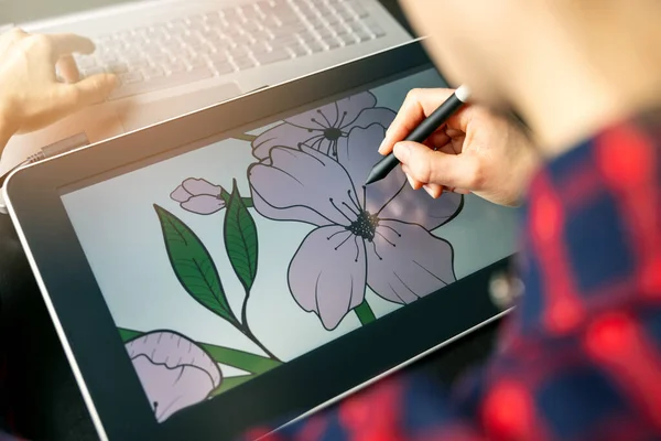 Illustrator Grafisch Ontwerper Tekenen Bloem Illustratie Tekening Tablet Digitale Kunstenaar — Stockfoto