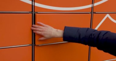 Paketi self servis posta terminali makinesiyle gönder. Pakete elle konulmuş