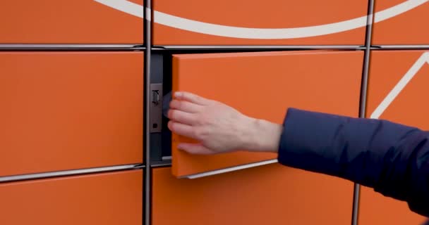 Ontvangen Pakket Van Self Service Post Terminal Machine Hand Open — Stockvideo