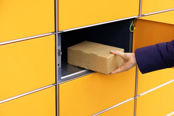 Enviar Recibir Paquete Con Máquina Del Terminal Del Poste Del —  Fotos de Stock