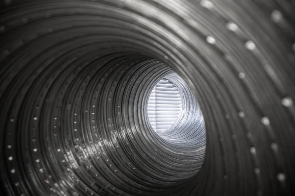 Przewody Wentylacyjne Wewnątrz Giętkiej Aluminiowej Rury Wentylacyjnej — Zdjęcie stockowe