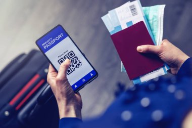 Seyahat için cep telefonunda dokunulmazlık pasaport uygulaması kullanan turist