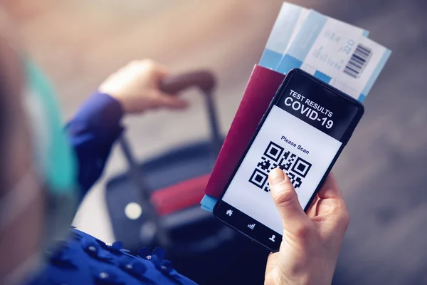 Person Flygplatsen Som Använder Mobilappen Telefon För Att Visa Covid — Stockfoto