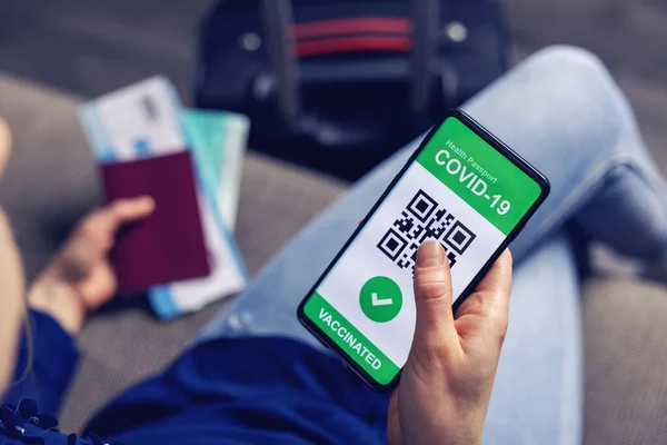 Geimpfte Person Mit Digitaler Gesundheitspass App Mobiltelefon Für Reisen Während — Stockfoto