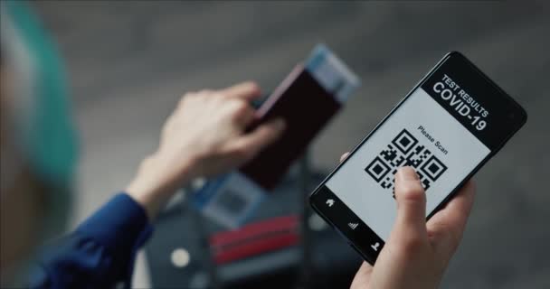 游客在机场使用手机应用程序显示Covid 19安全旅行测试结果 新常态 — 图库视频影像