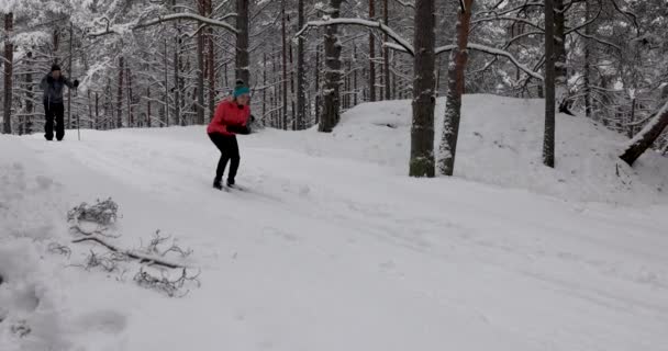 Excursão Esqui Jovem Casal Esqui Descendo Colina Floresta Inverno Nevado — Vídeo de Stock